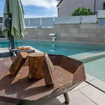 Daire Balu, A Charming With Pool Near Pula