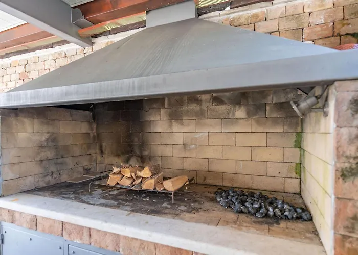 Balu, A Charming With Pool Near Pula * Vinkuran