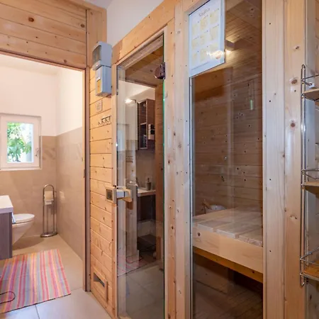 Balu, A Charming With Pool Near Pula Apartment