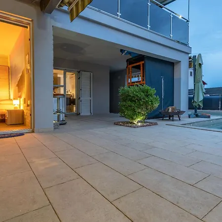 Apartment Balu, A Charming With Pool Near Pula *