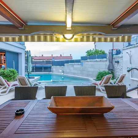 Balu, A Charming With Pool Near Pula