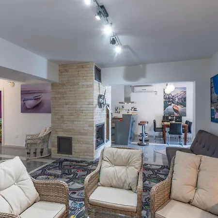 Balu, A Charming With Pool Near Pula Apartment