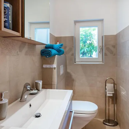 Balu, A Charming With Pool Near Pula Apartment *
