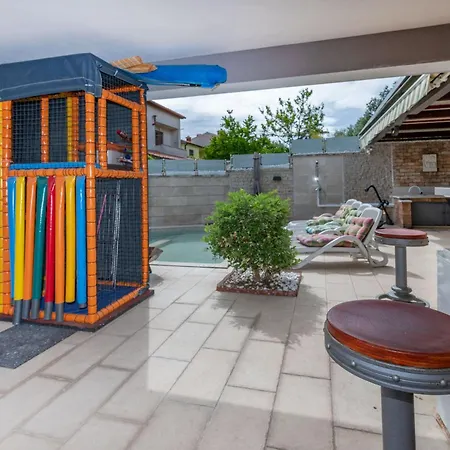 Apartment Balu, A Charming With Pool Near Pula *