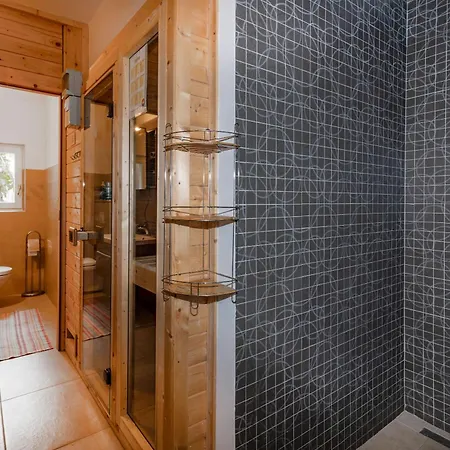 Balu, A Charming With Pool Near Pula Apartment